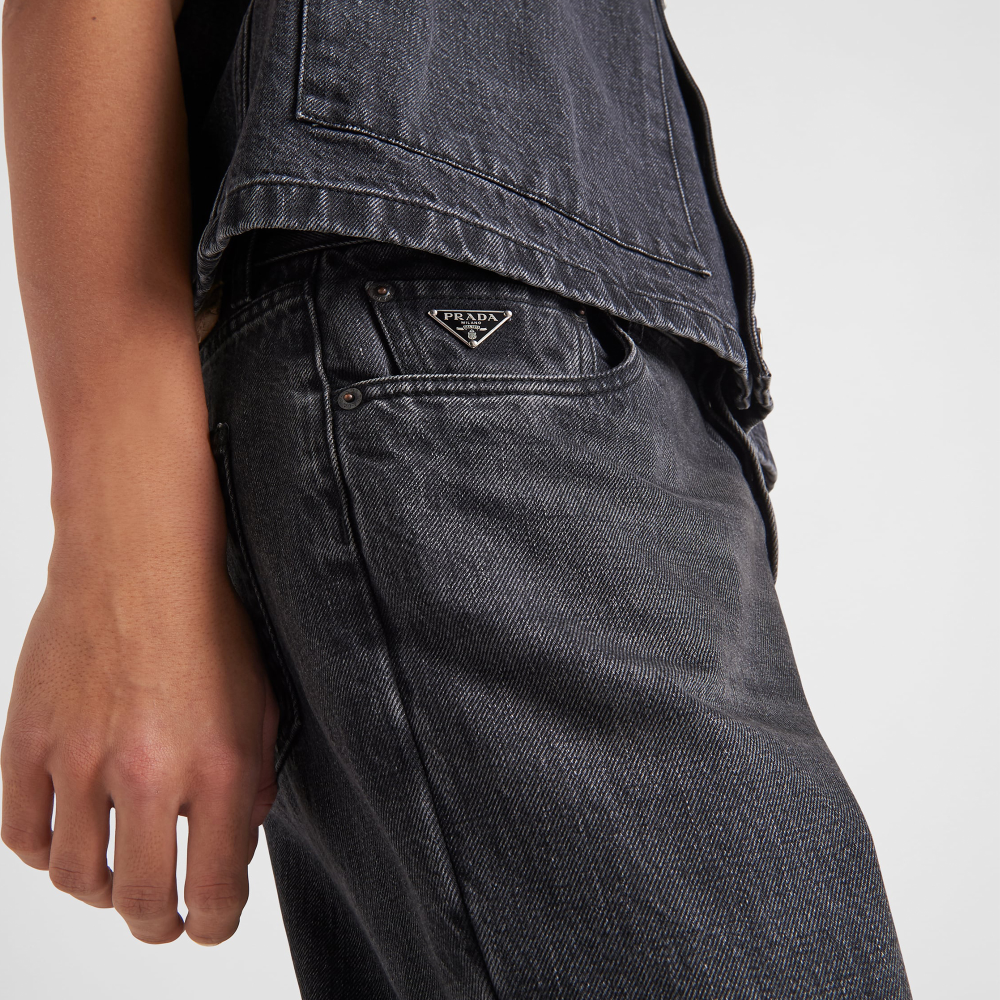 Мужские джинсы Prada Triangle Logo Denim (черные) — фото 4