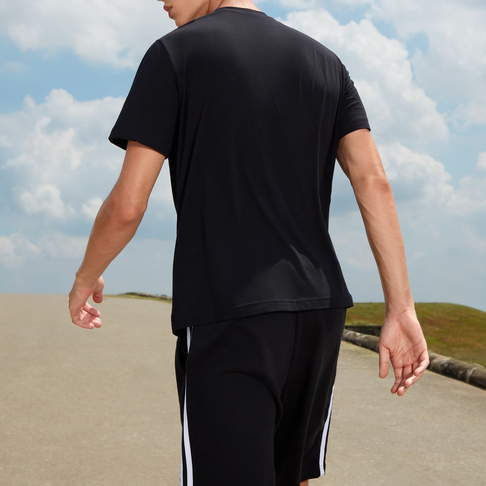 Мужская футболка adidas M Fl Lg T (черная) — фото 5
