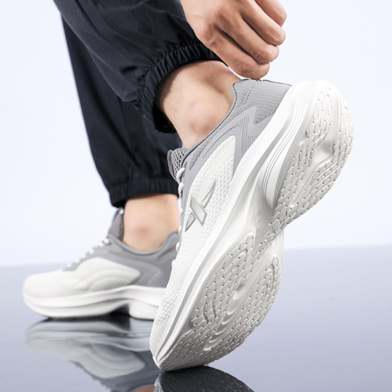 XTEP Cushioning Lightweight Low top Casual Running Shoes Men’s White Gray