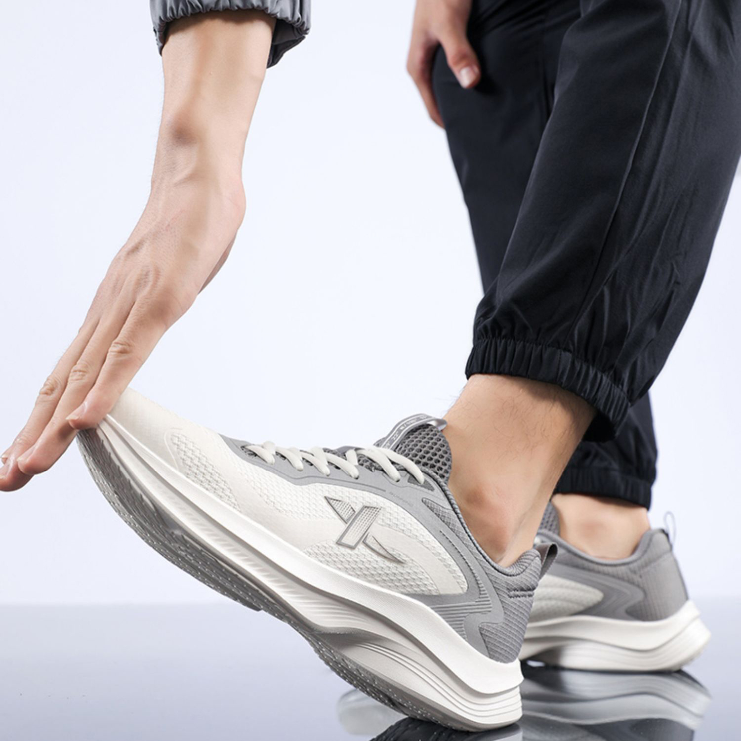 XTEP Cushioning Lightweight Low top Casual Running Shoes Men’s White Gray
