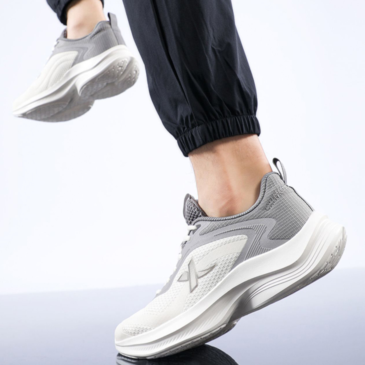 XTEP Cushioning Lightweight Low top Casual Running Shoes Men’s White Gray