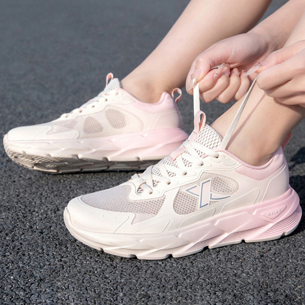 XTEP Breathable And Resilient Low top Casual Running Shoes Women’s White Pink