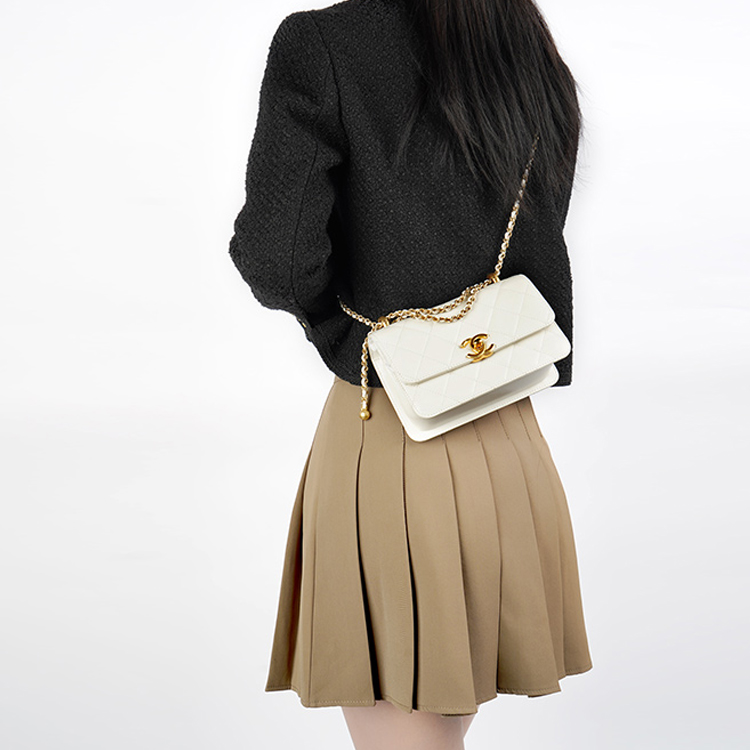 Женская сумка Chanel 19 Bag (белая) — фото 7