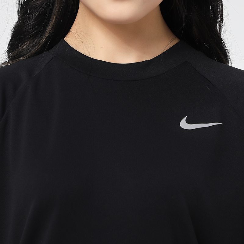 Женская футболка Nike (черная) — фото 5