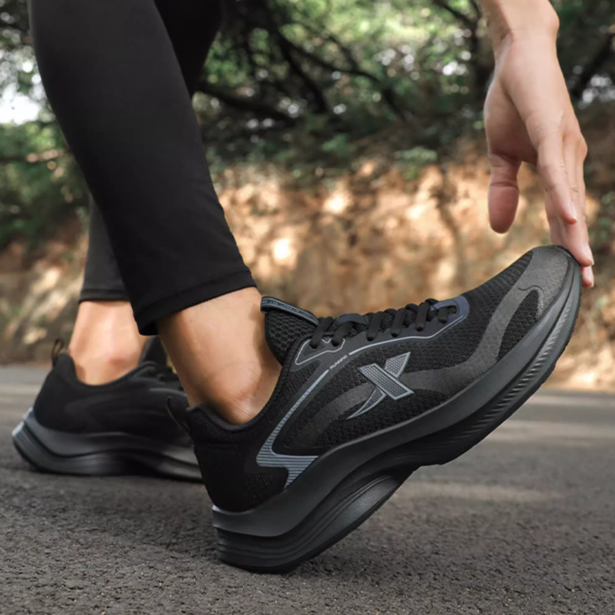 XTEP Cushioning Breathable Slip Resistant Low top Casual Sprint Running Shoes Men’s Black Gray