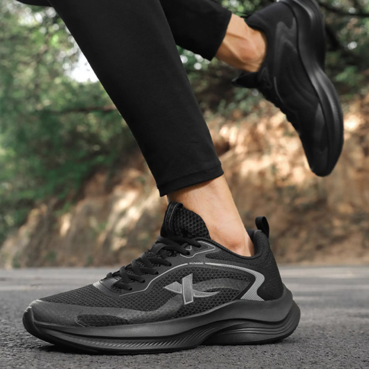 XTEP Cushioning Breathable Slip Resistant Low top Casual Sprint Running Shoes Men’s Black Gray