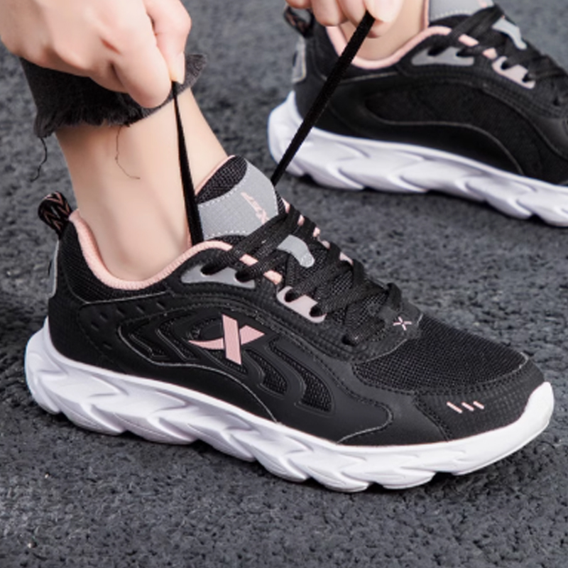 XTEP Mesh Cushioning Breathable Lightweight Abrasion Resistant Slip Resistant Low top Running Shoes Women's Black