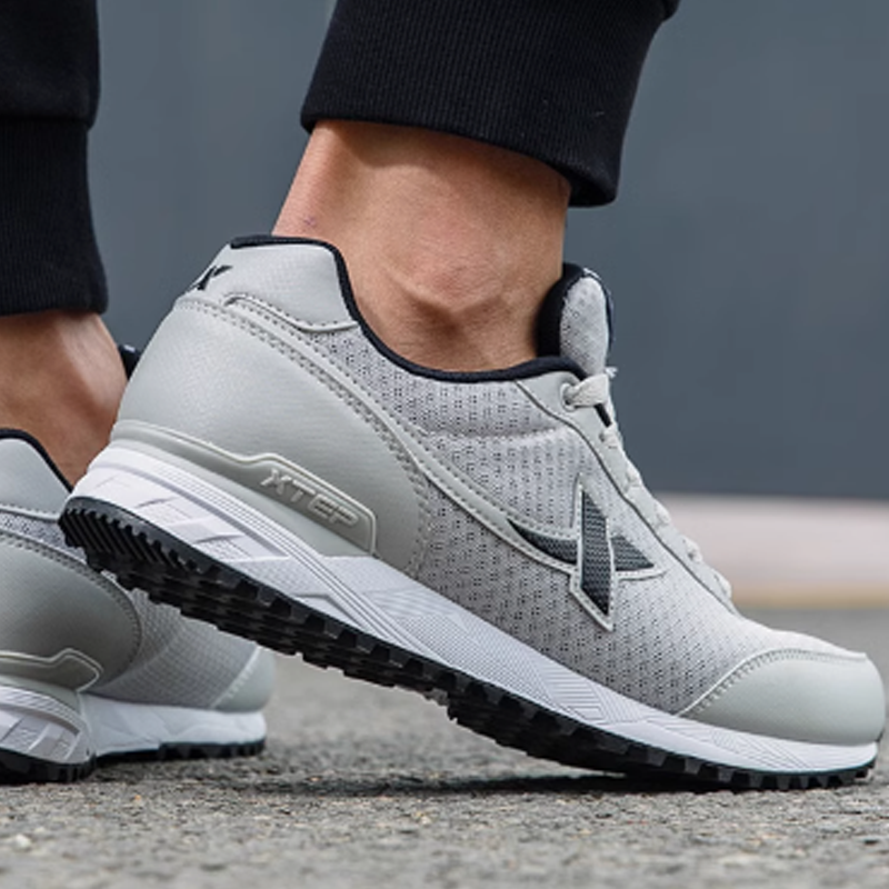 XTEP Abrasion Resistant Breathable Low top Running Shoes Men’s Gray Black