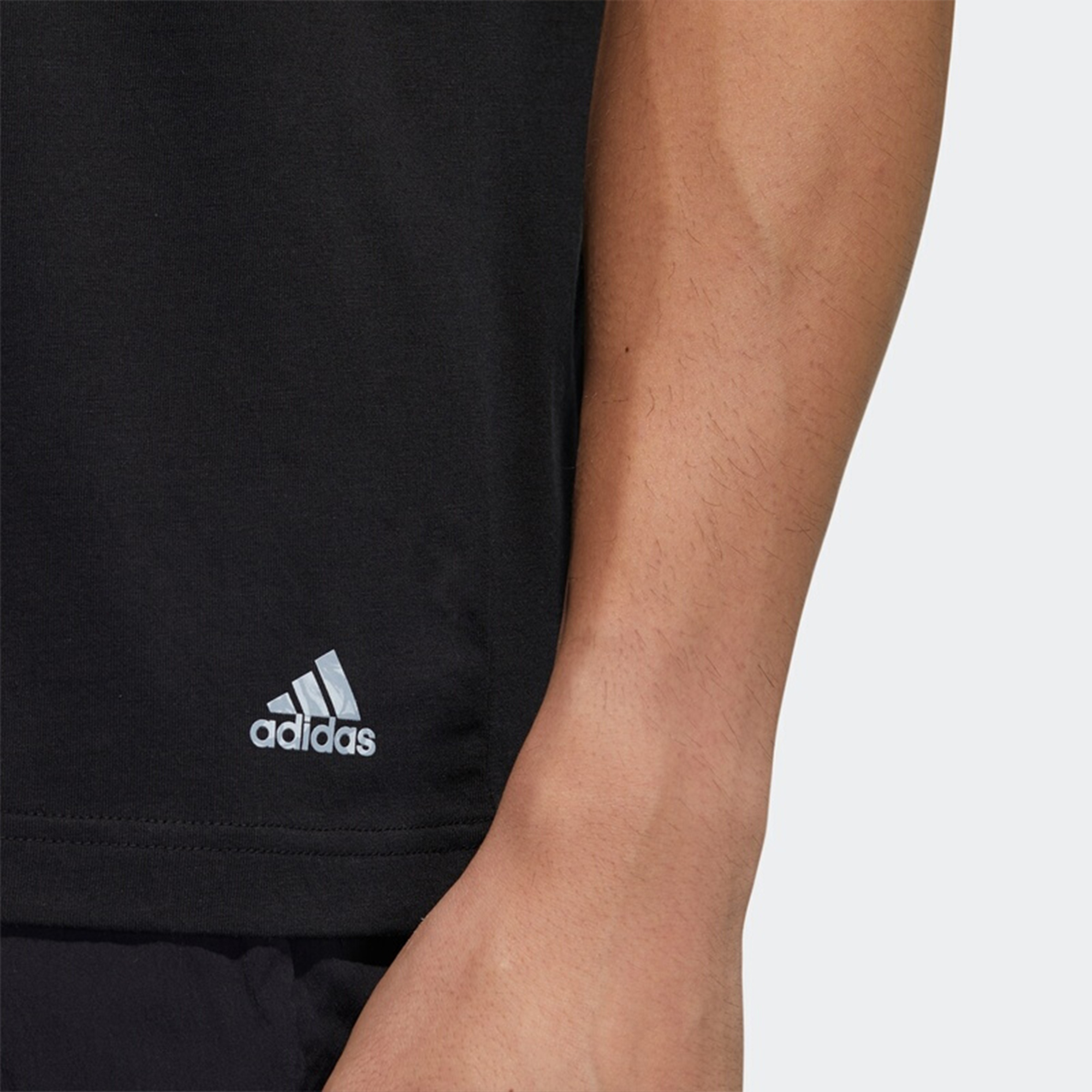 Мужская футболка adidas Wj T Gfx Logo T (черная) — фото 4